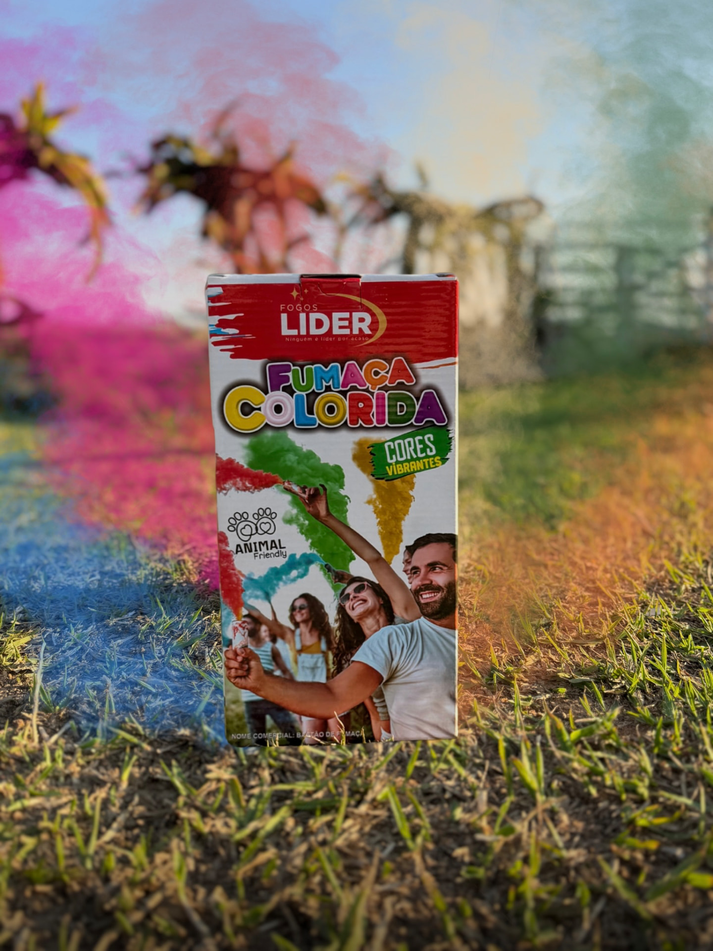 Fumaça colorida em ambiente aberto